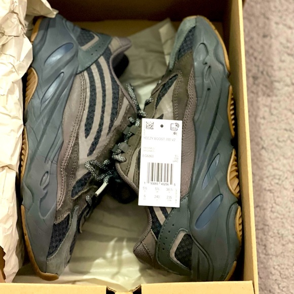 Yeezy GEODE 700 V2 - Picture 1 of 8